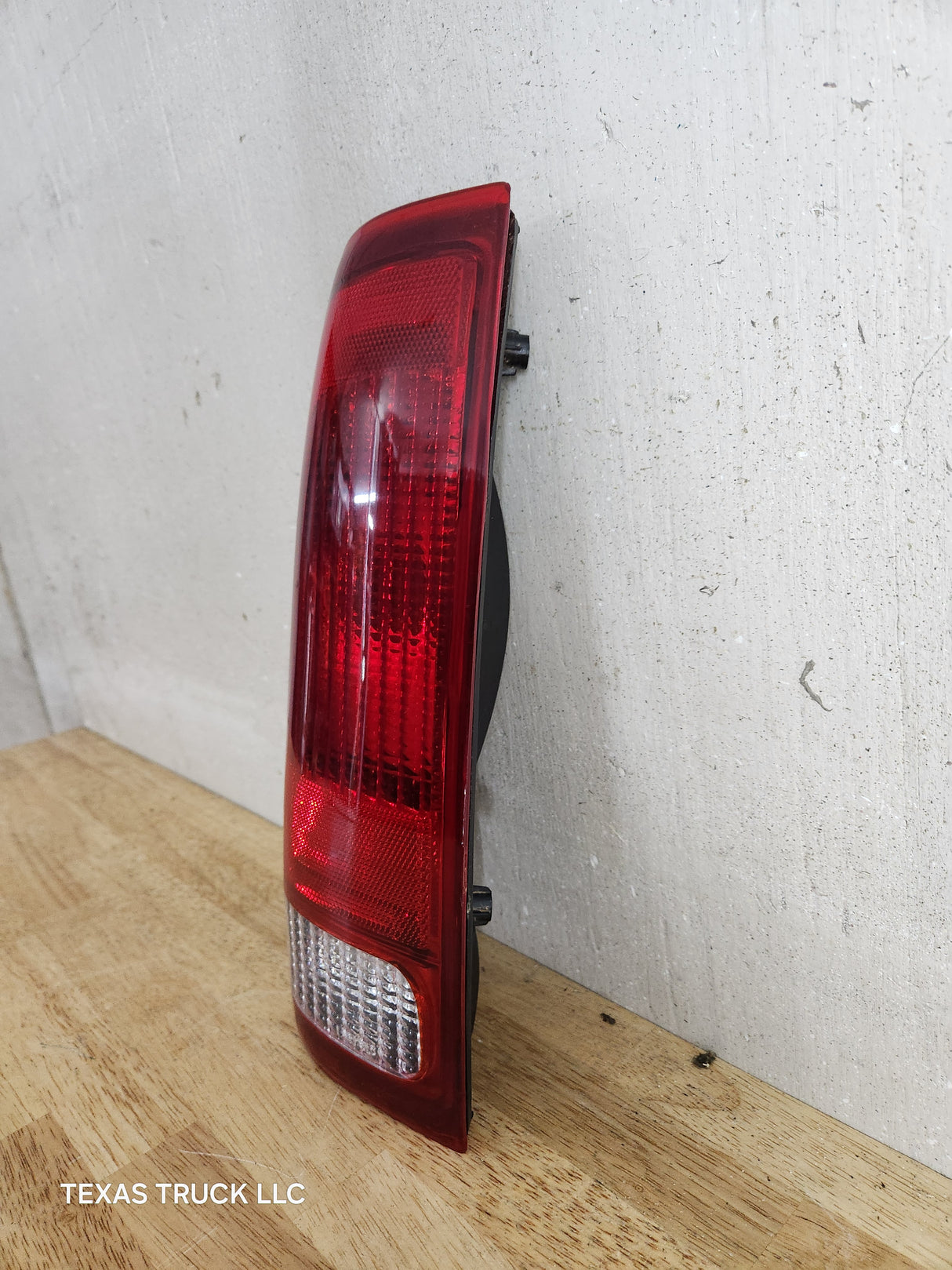 1999-2007 Ford Super Duty F250 F350 F450 F550 LH Driver Side Tail Light