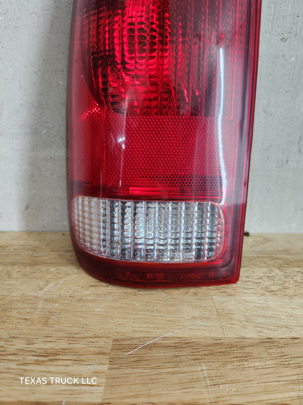 1999-2007 Ford Super Duty F250 F350 F450 F550 LH Driver Side Tail Light