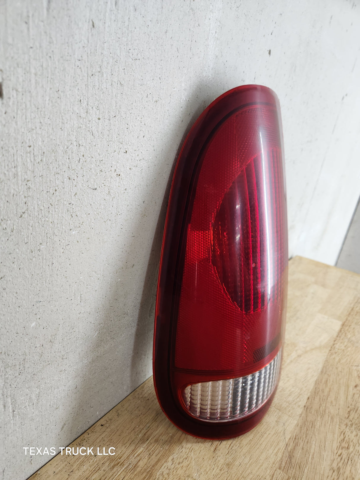 1999-2007 Ford Super Duty F250 F350 F450 F550 LH Driver Side Tail Light