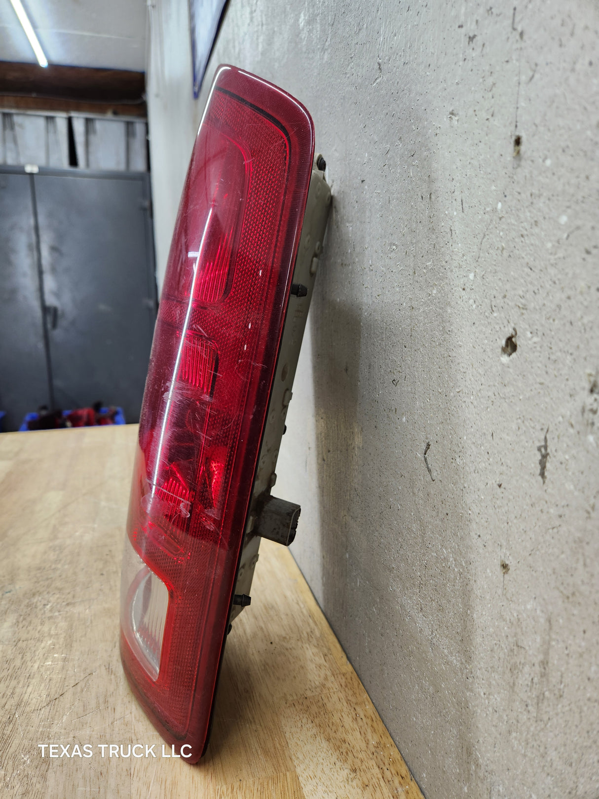 2002-2006 Dodge Ram 1500 2500 3500 RH Passenger Side Tail Light