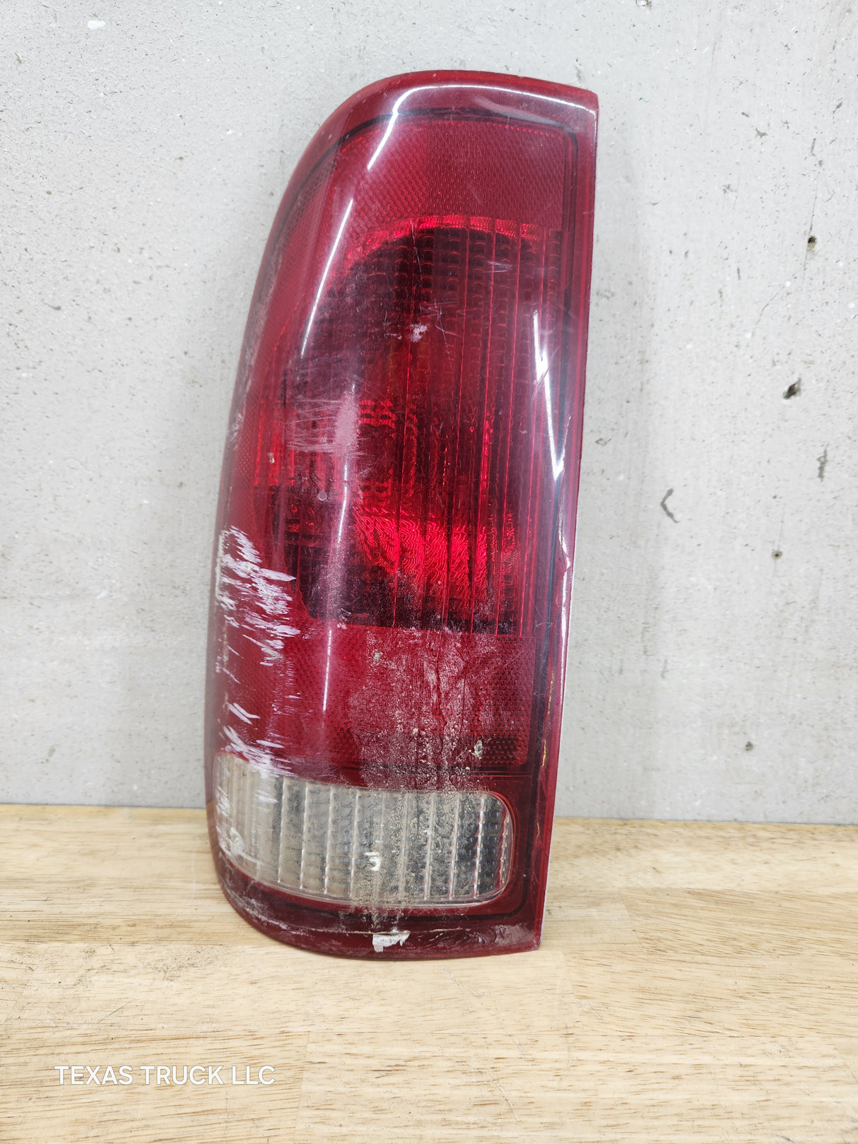 1999-2007 Ford Super Duty F250 F350 F450 F550 LH Driver Side Tail Light