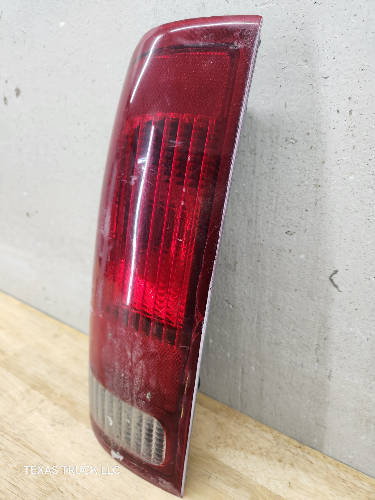 1999-2007 Ford Super Duty F250 F350 F450 F550 LH Driver Side Tail Light