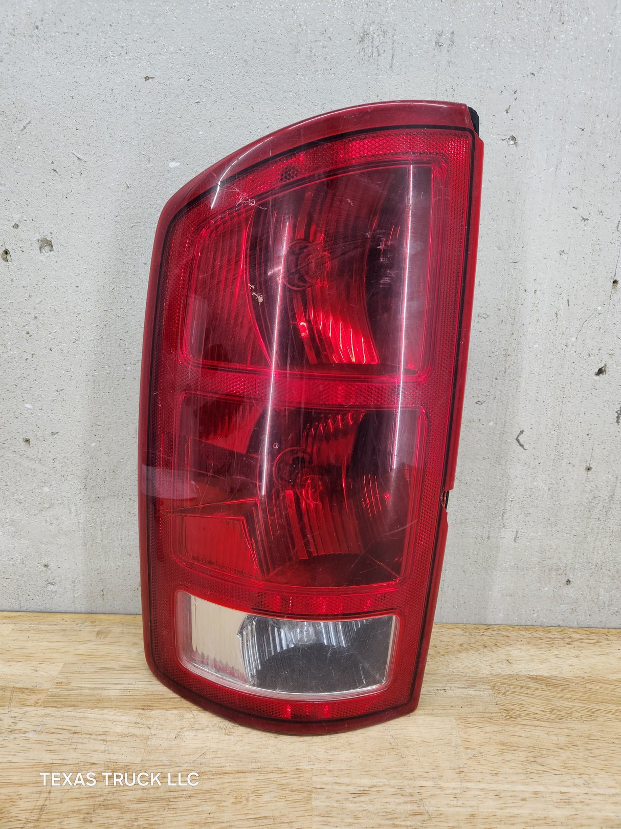 2002-2006 Dodge Ram 1500 2500 3500 LH Driver Side Tail Light