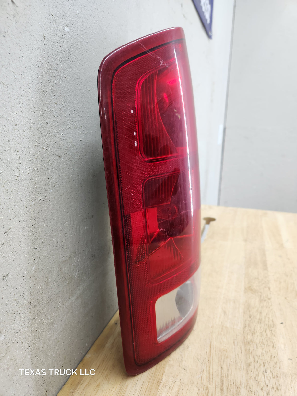 2002-2006 Dodge Ram 1500 2500 3500 LH Driver Side Tail Light