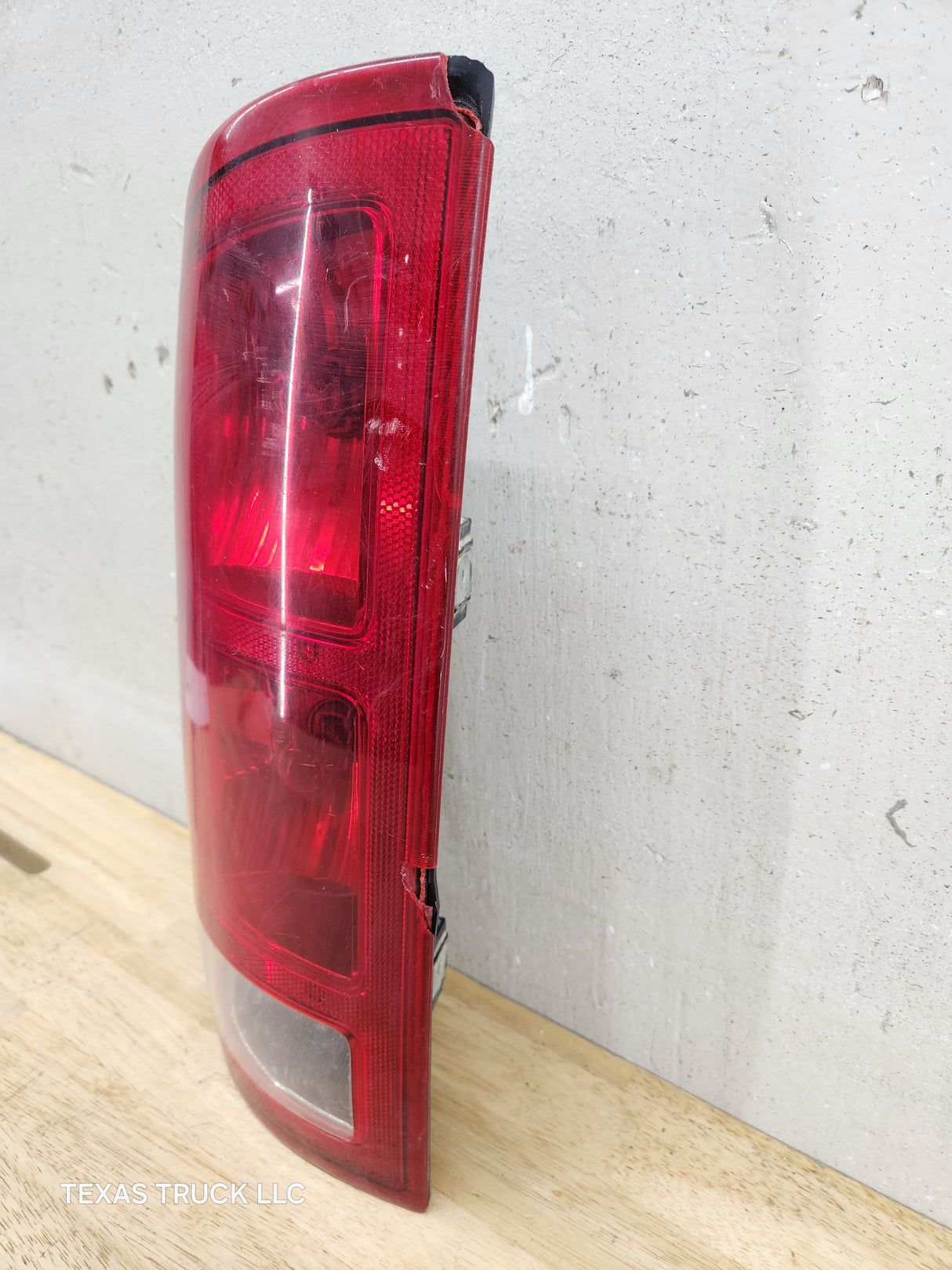 2002-2006 Dodge Ram 1500 2500 3500 LH Driver Side Tail Light