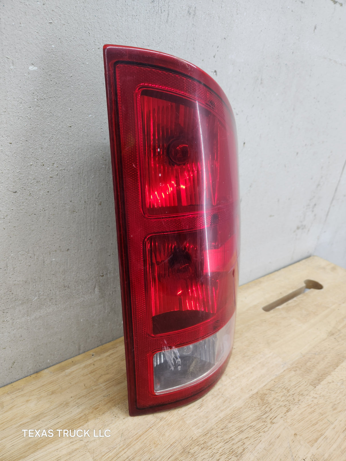 2002-2006 Dodge Ram 1500 2500 3500 RH Passenger Side Tail Light