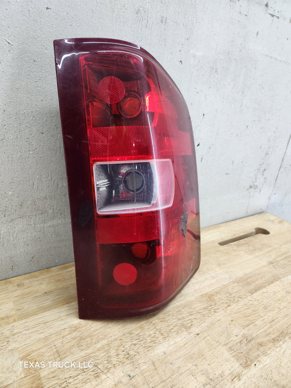 2007-2013 Chevrolet Silverado 1500 2500 3500 RH Passenger Side Tail Light