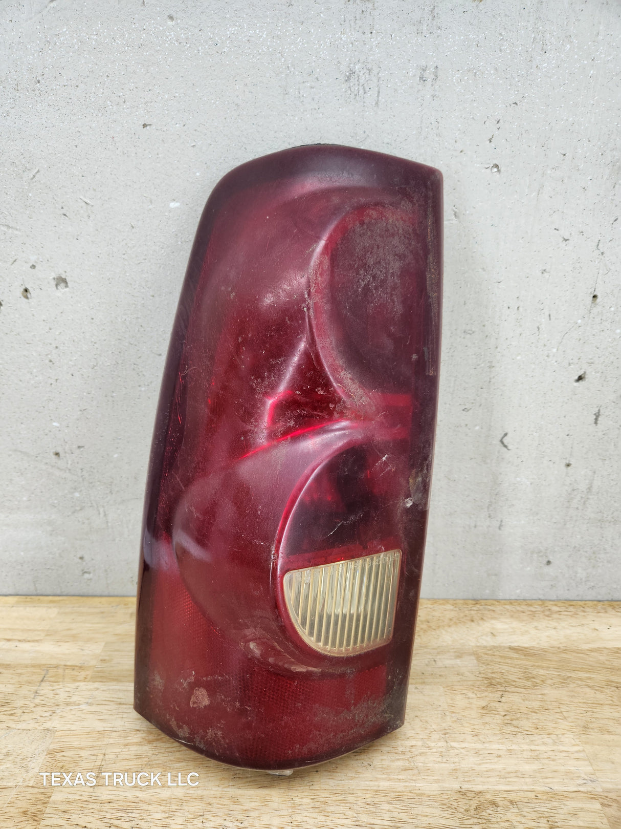 2004-2006 Chevrolet Silverado 1500 2500 3500 LH Driver Side Tail Light