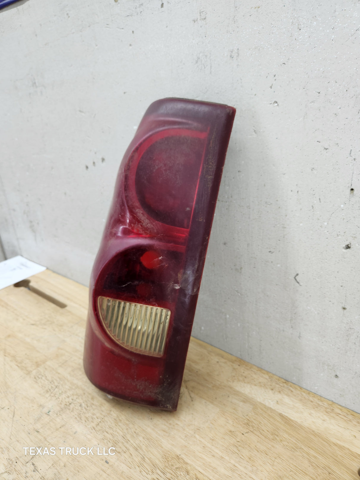 2004-2006 Chevrolet Silverado 1500 2500 3500 LH Driver Side Tail Light