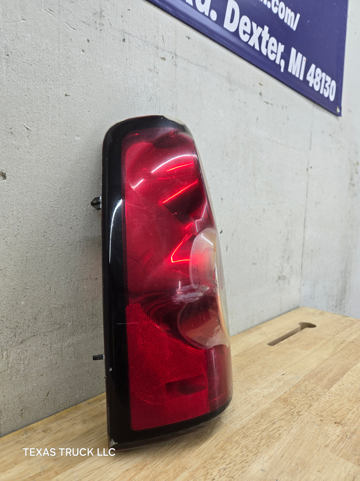 2003-2007 Chevrolet Silverado 1500 2500 3500 LH Driver Side Tail Light