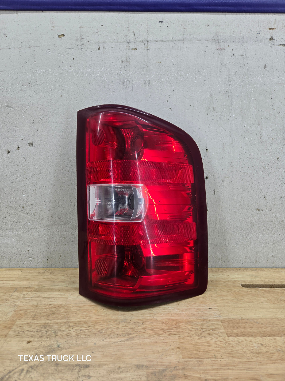 2007-2013 Chevrolet Silverado 1500 2500 3500 RH Passenger Side Tail Light