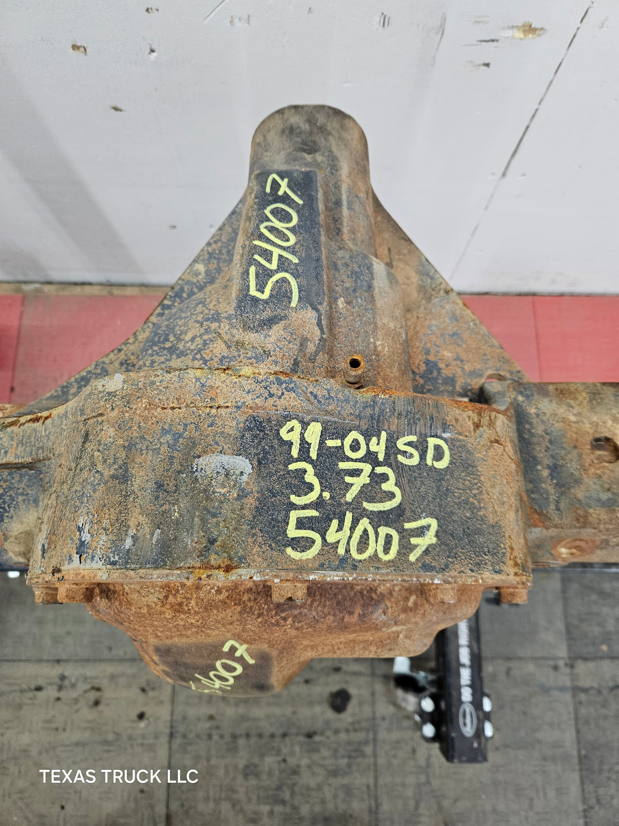 1999-2004 Ford Super Duty F250 F350 SRW Front Axle 3.73 Gear Ratio Axle Housing