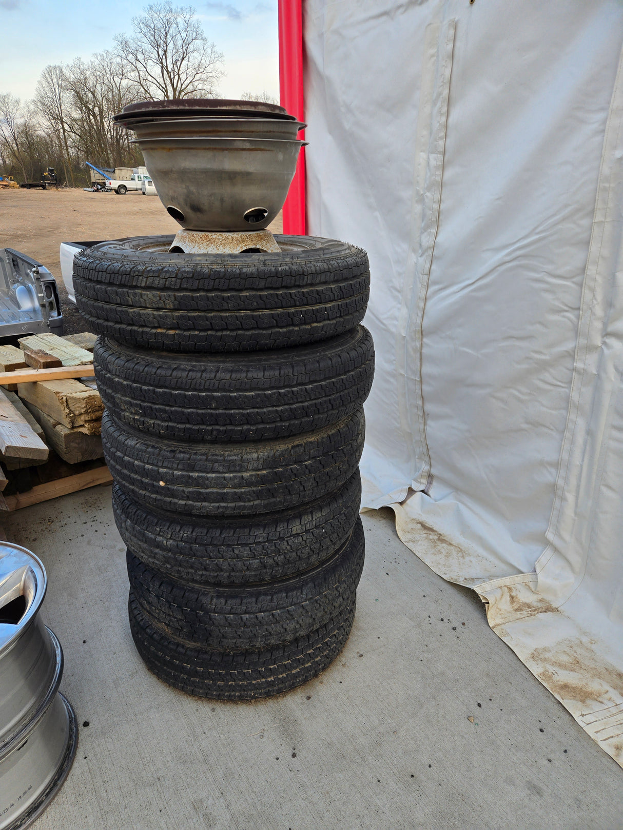 1999-2004 Ford Super Duty F350 Dually wheels and Tires 16" 8x170