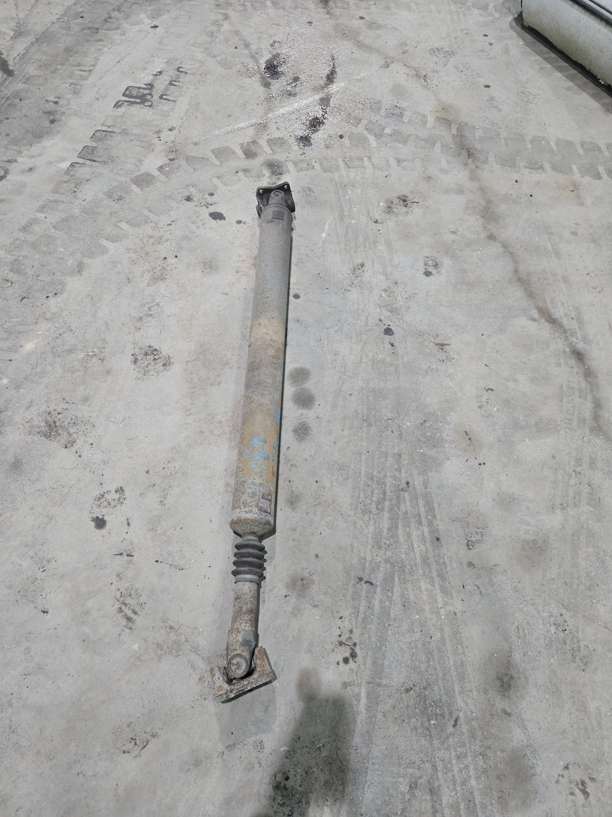 2003-2010 Ford F250 F350 F450 F550 Super Duty Rear Drive Shaft (Extended cab 6' 9" Bed)