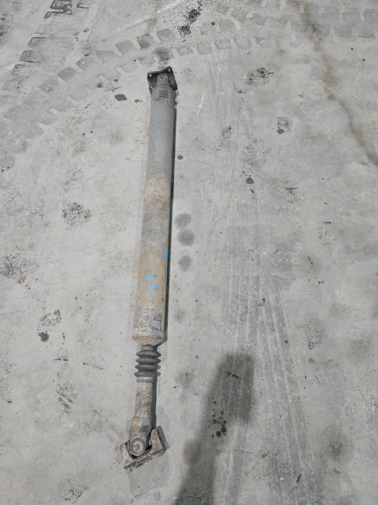 2003-2010 Ford F250 F350 F450 F550 Super Duty Rear Drive Shaft (Extended cab 6' 9" Bed)