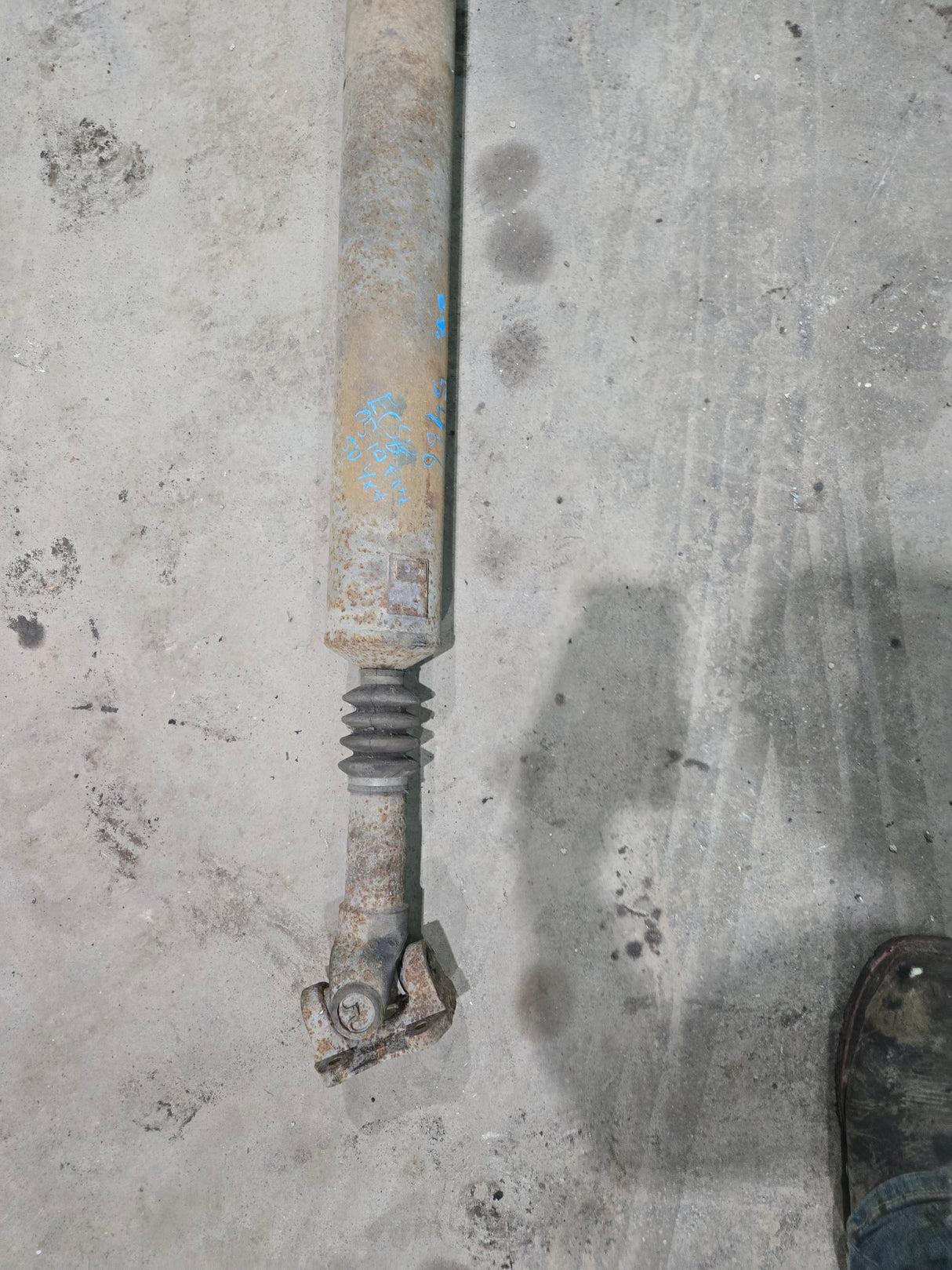 2003-2010 Ford F250 F350 F450 F550 Super Duty Rear Drive Shaft (Extended cab 6' 9" Bed)