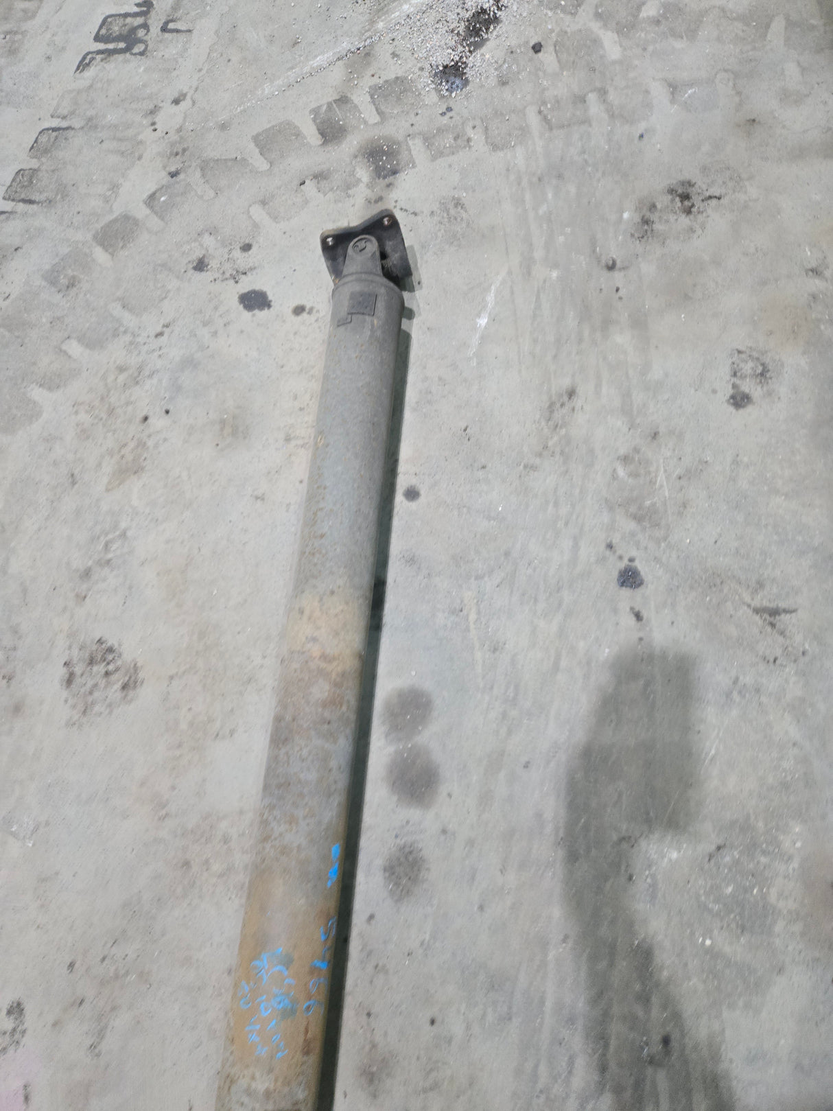 2003-2010 Ford F250 F350 F450 F550 Super Duty Rear Drive Shaft (Extended cab 6' 9" Bed)