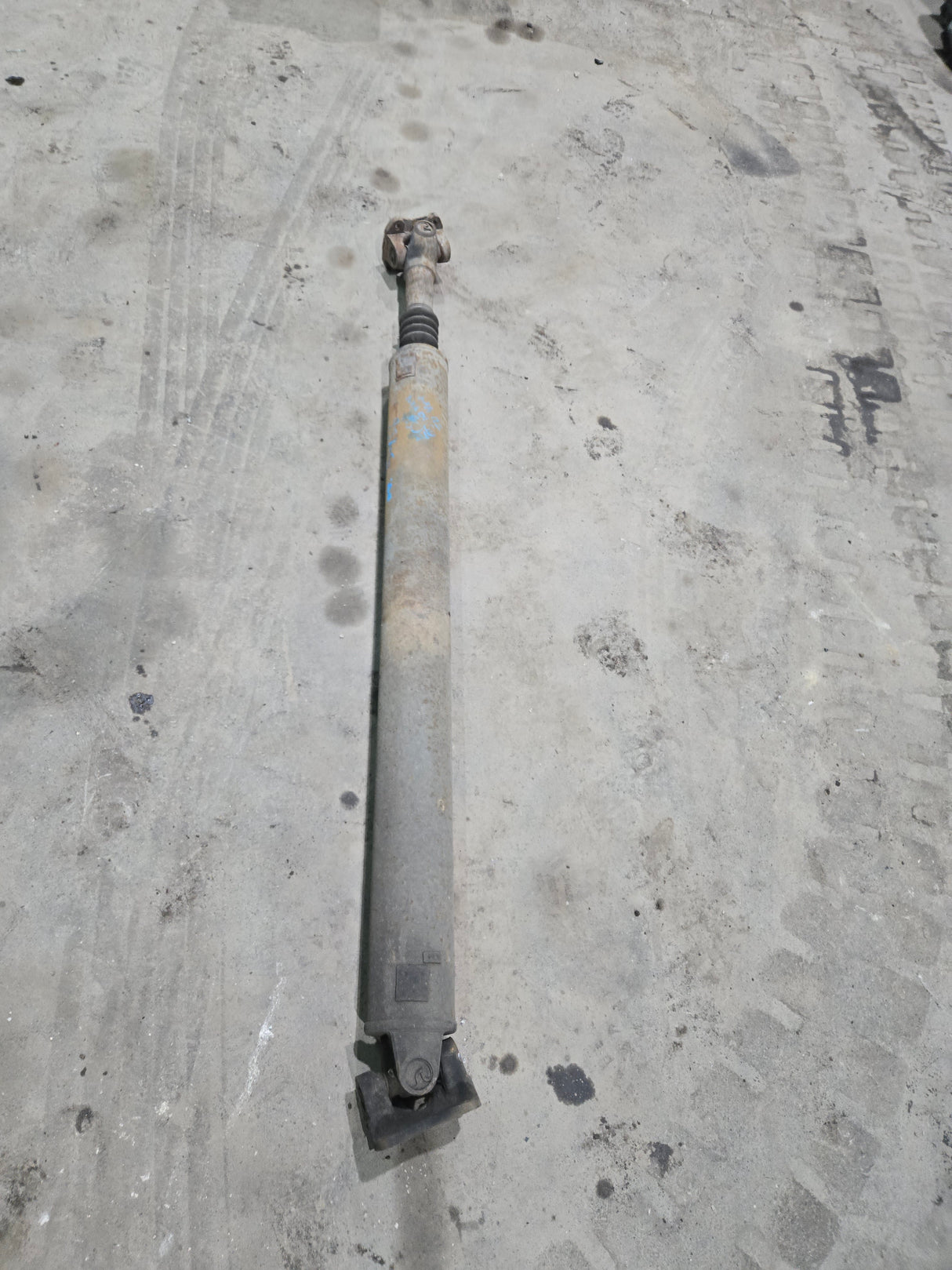 2003-2010 Ford F250 F350 F450 F550 Super Duty Rear Drive Shaft (Extended cab 6' 9" Bed)