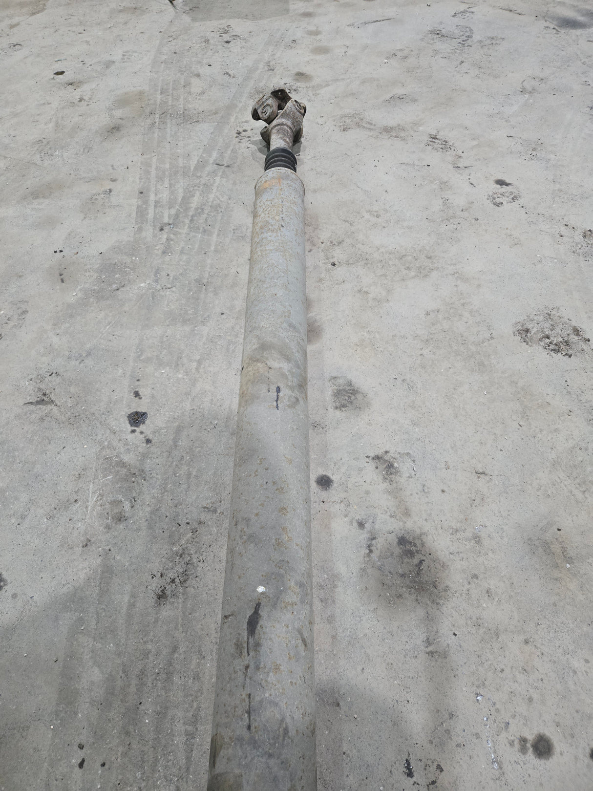 2003-2010 Ford F250 F350 F450 F550 Super Duty Rear Drive Shaft (Extended cab 6' 9" Bed)