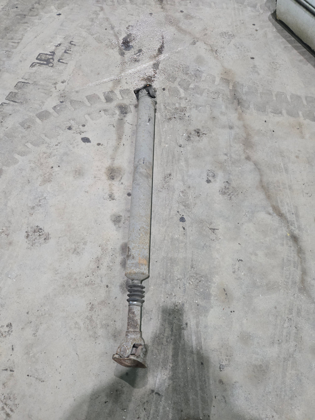 2003-2010 Ford F250 F350 F450 F550 Super Duty Rear Drive Shaft (Extended cab 6' 9" Bed)