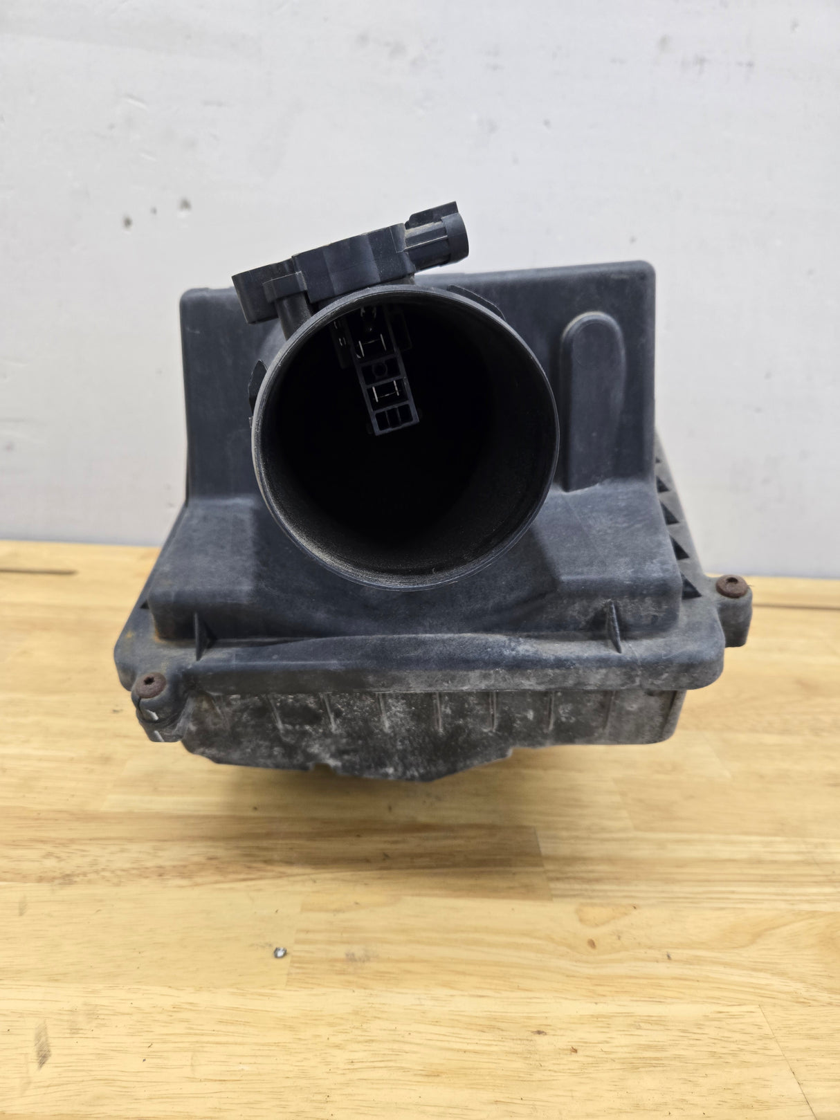 2009-2013 Chevrolet Silverado / GMC Sierra 1500 2500 3500 Engine Air Intake Box Cleaner