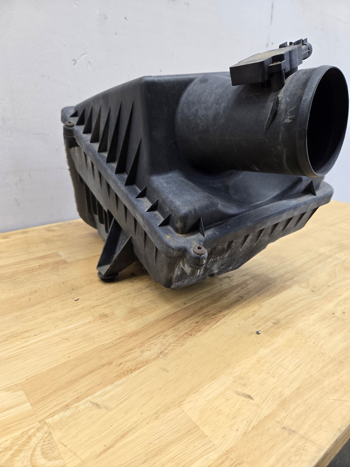 2009-2013 Chevrolet Silverado / GMC Sierra 1500 2500 3500 Engine Air Intake Box Cleaner