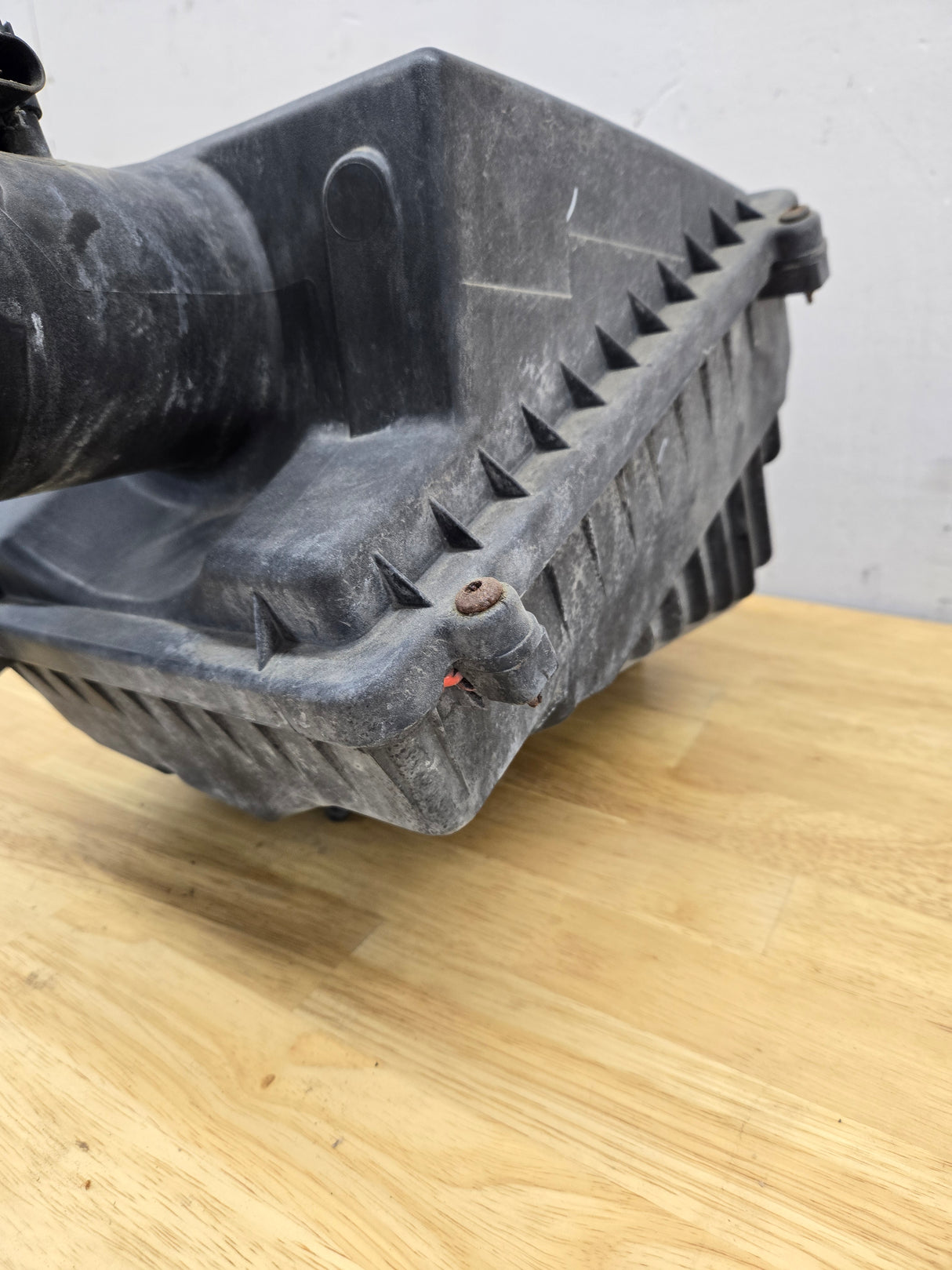 2009-2013 Chevrolet Silverado / GMC Sierra 1500 2500 3500 Engine Air Intake Box Cleaner