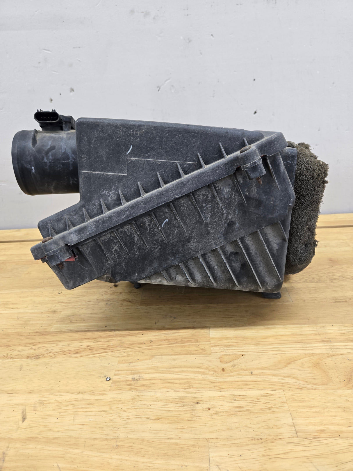 2009-2013 Chevrolet Silverado / GMC Sierra 1500 2500 3500 Engine Air Intake Box Cleaner