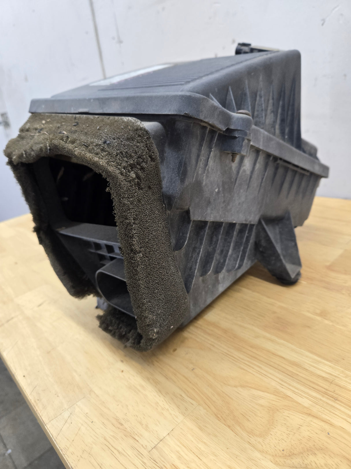 2009-2013 Chevrolet Silverado / GMC Sierra 1500 2500 3500 Engine Air Intake Box Cleaner
