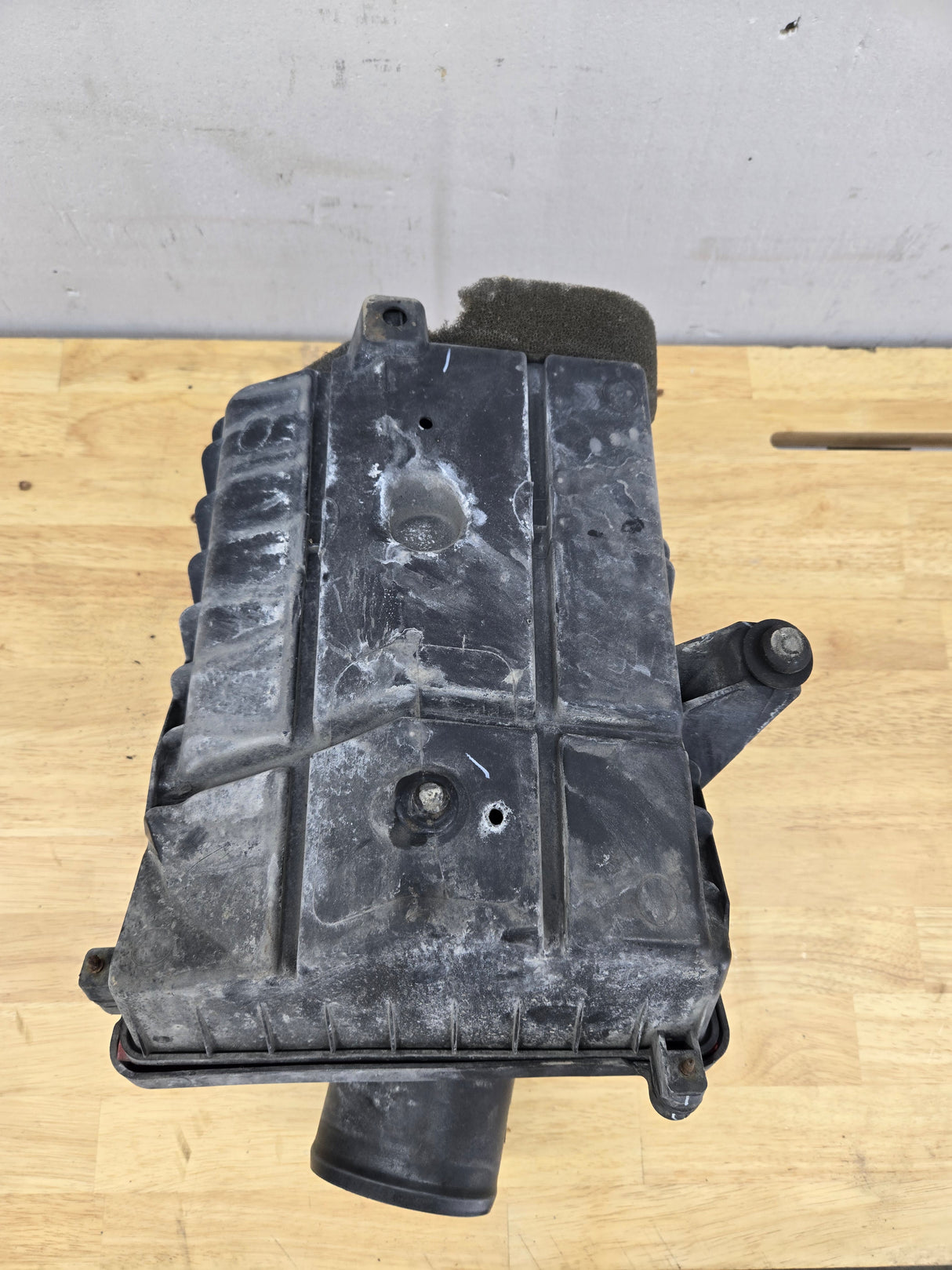 2009-2013 Chevrolet Silverado / GMC Sierra 1500 2500 3500 Engine Air Intake Box Cleaner