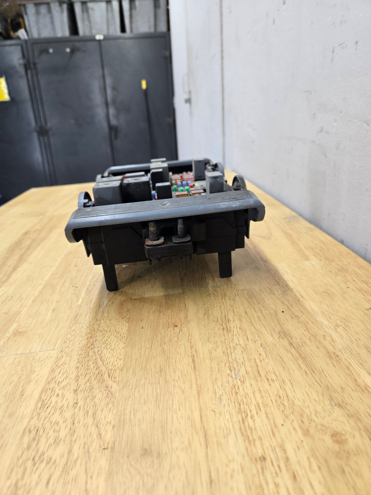 2007-2009 Chevrolet Silverado / GMC Sierra 1500 2500 3500 Engine Bay Fuse Box