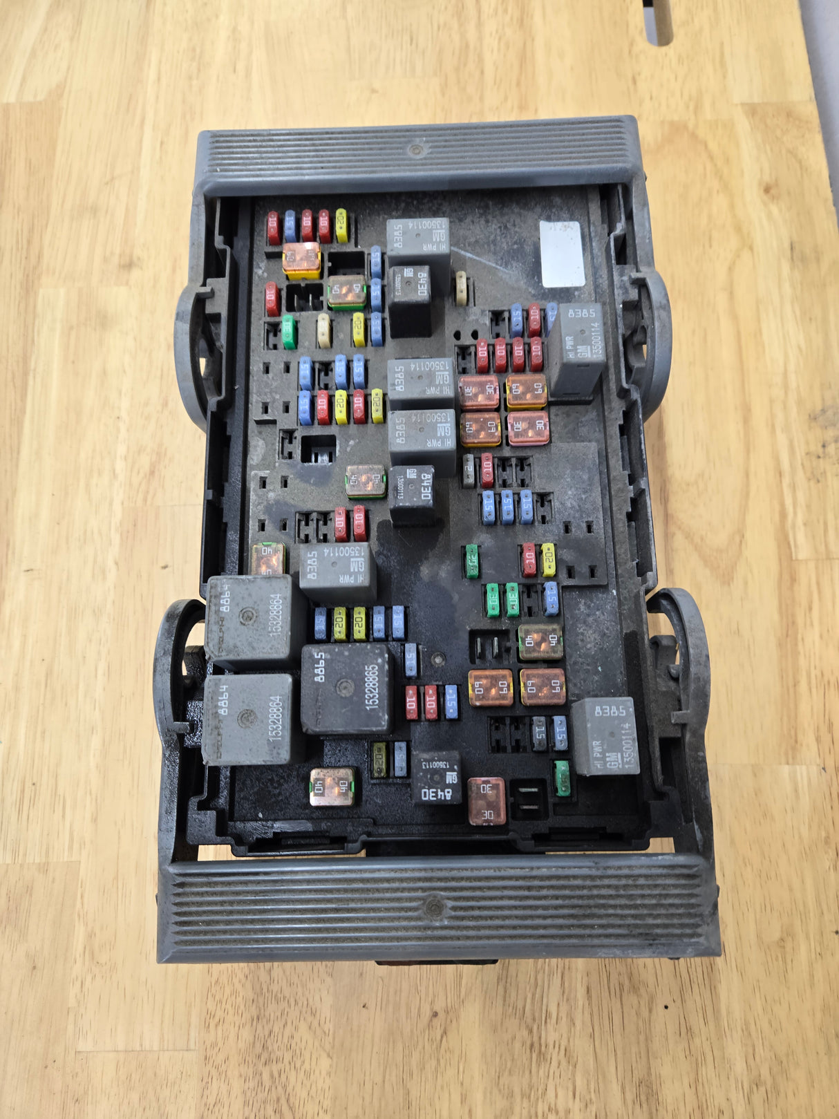 2007-2009 Chevrolet Silverado / GMC Sierra 1500 2500 3500 Engine Bay Fuse Box