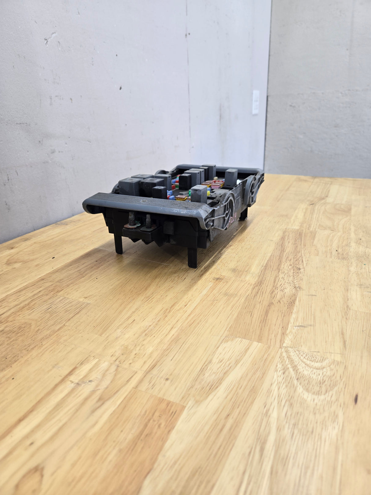 2007-2009 Chevrolet Silverado / GMC Sierra 1500 2500 3500 Engine Bay Fuse Box