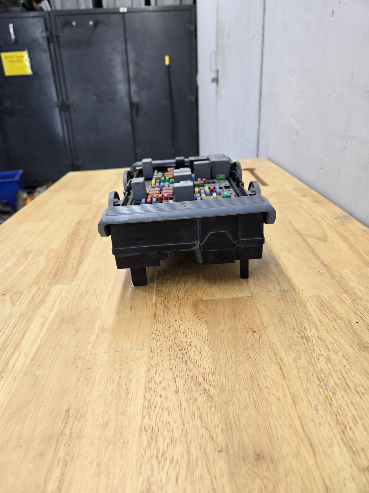 2007-2009 Chevrolet Silverado / GMC Sierra 1500 2500 3500 Engine Bay Fuse Box