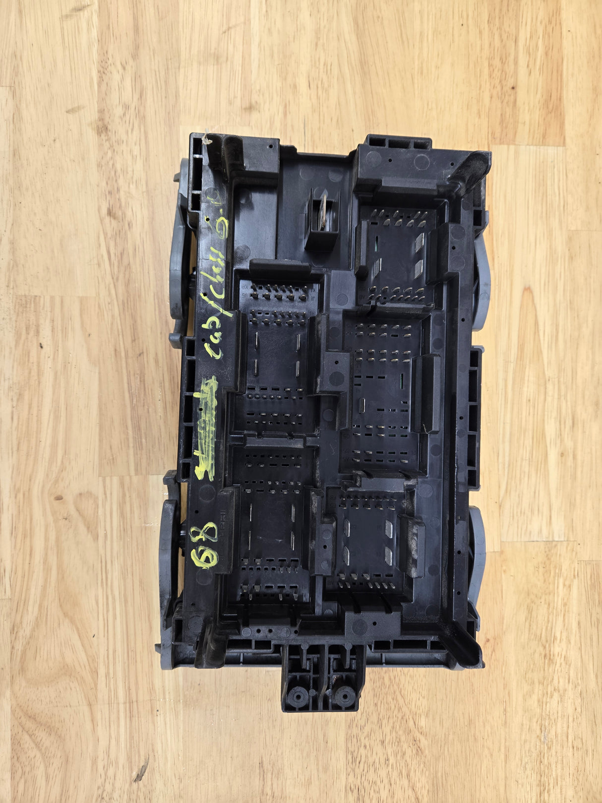 2007-2009 Chevrolet Silverado / GMC Sierra 1500 2500 3500 Engine Bay Fuse Box