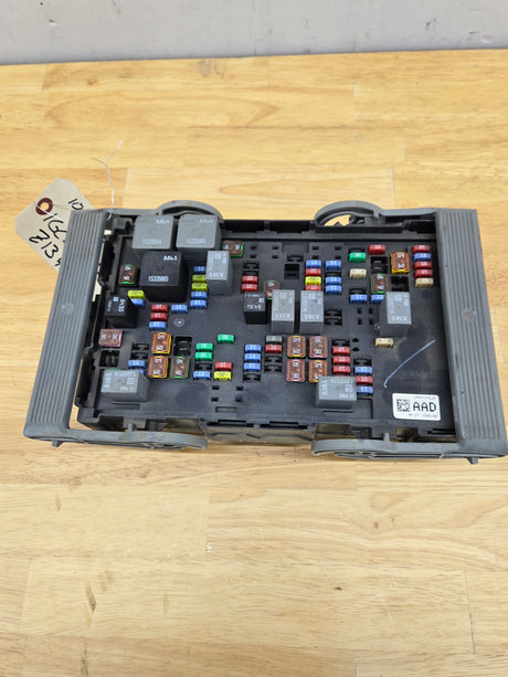 2010-2013 Chevrolet Silverado / GMC Sierra 1500 2500 3500 Engine Bay Fuse Box