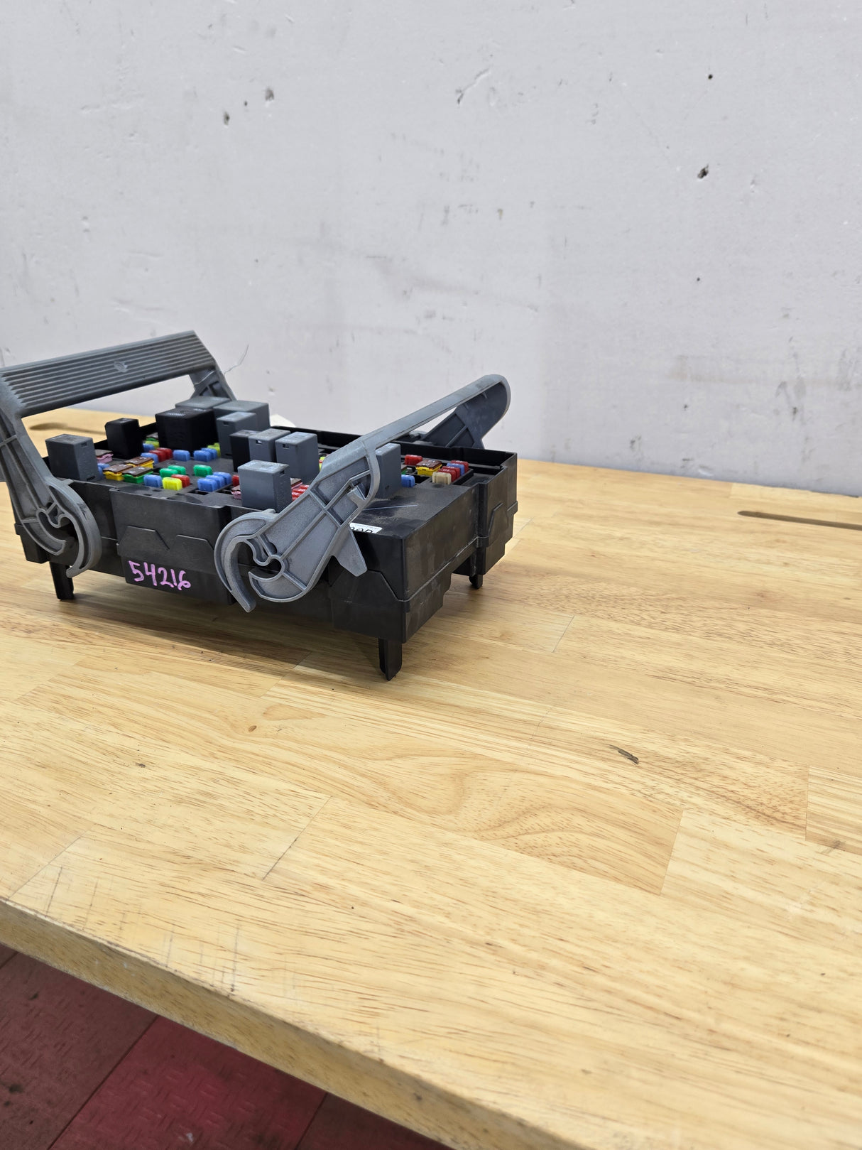 2010-2013 Chevrolet Silverado / GMC Sierra 1500 2500 3500 Engine Bay Fuse Box