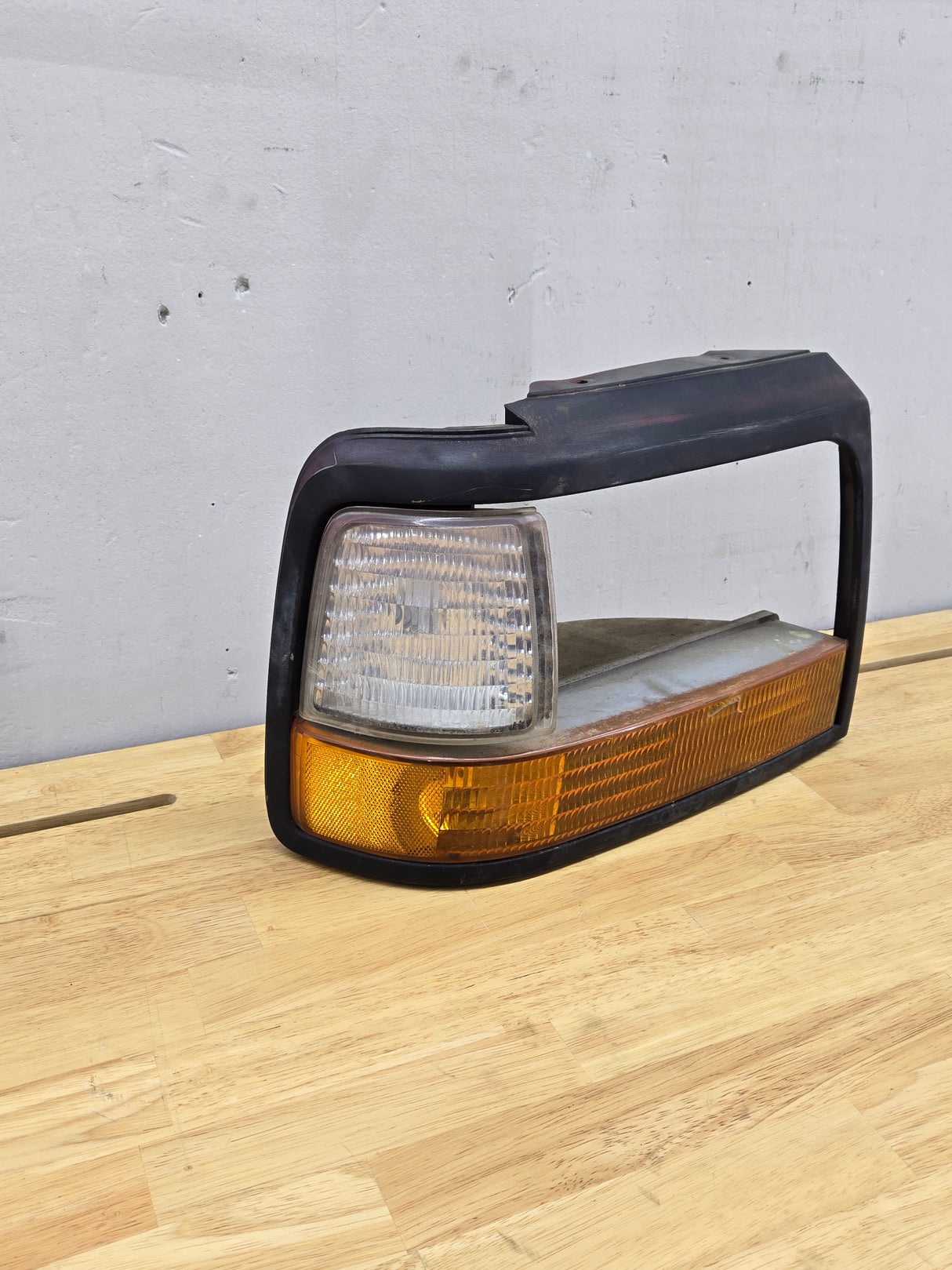 1992-1997 Ford F150 F250 F350 F450 F550 RH Passenger Side Headlight Bezel Corner Marker / Turn signal