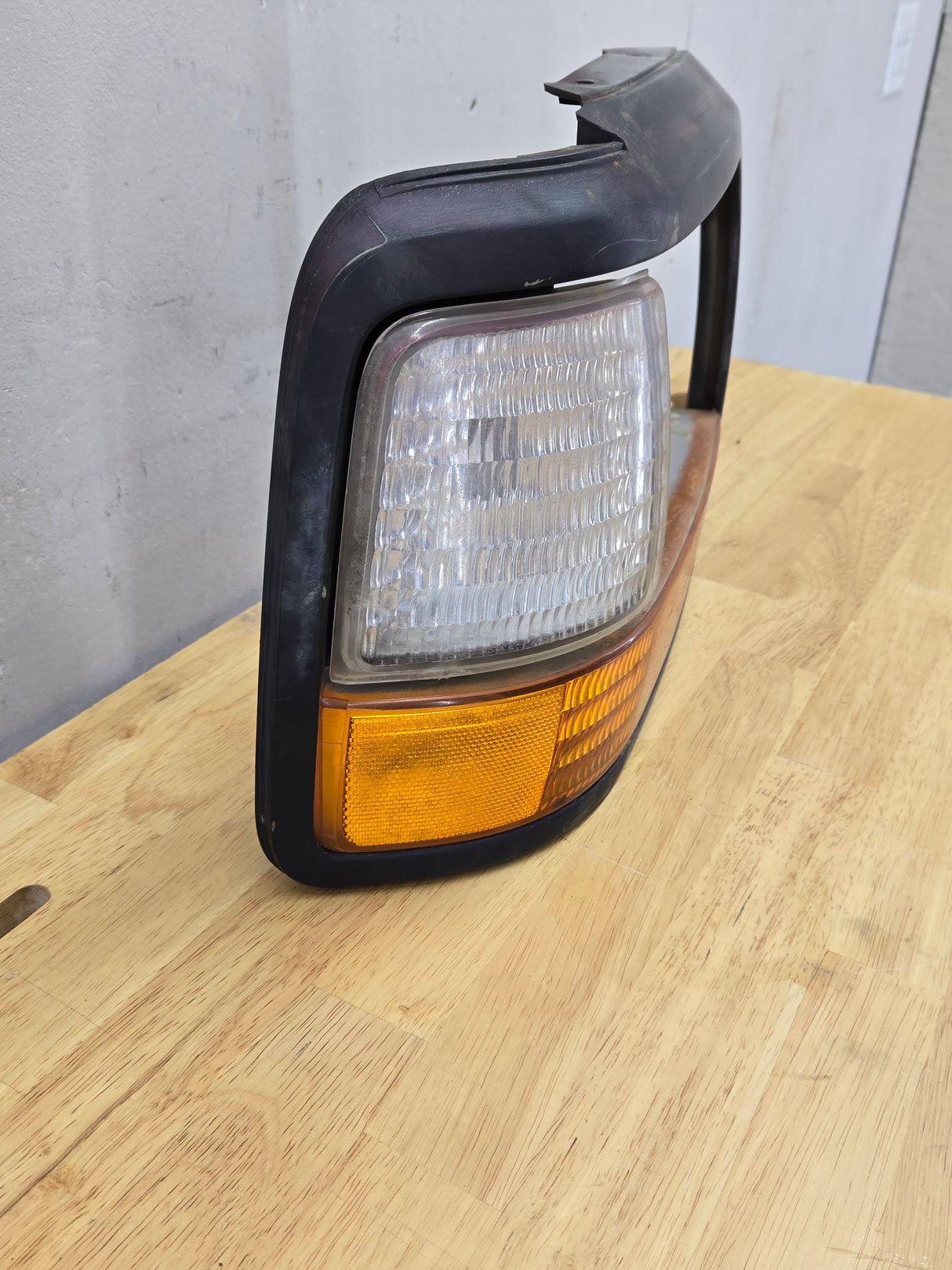 1992-1997 Ford F150 F250 F350 F450 F550 RH Passenger Side Headlight Bezel Corner Marker / Turn signal
