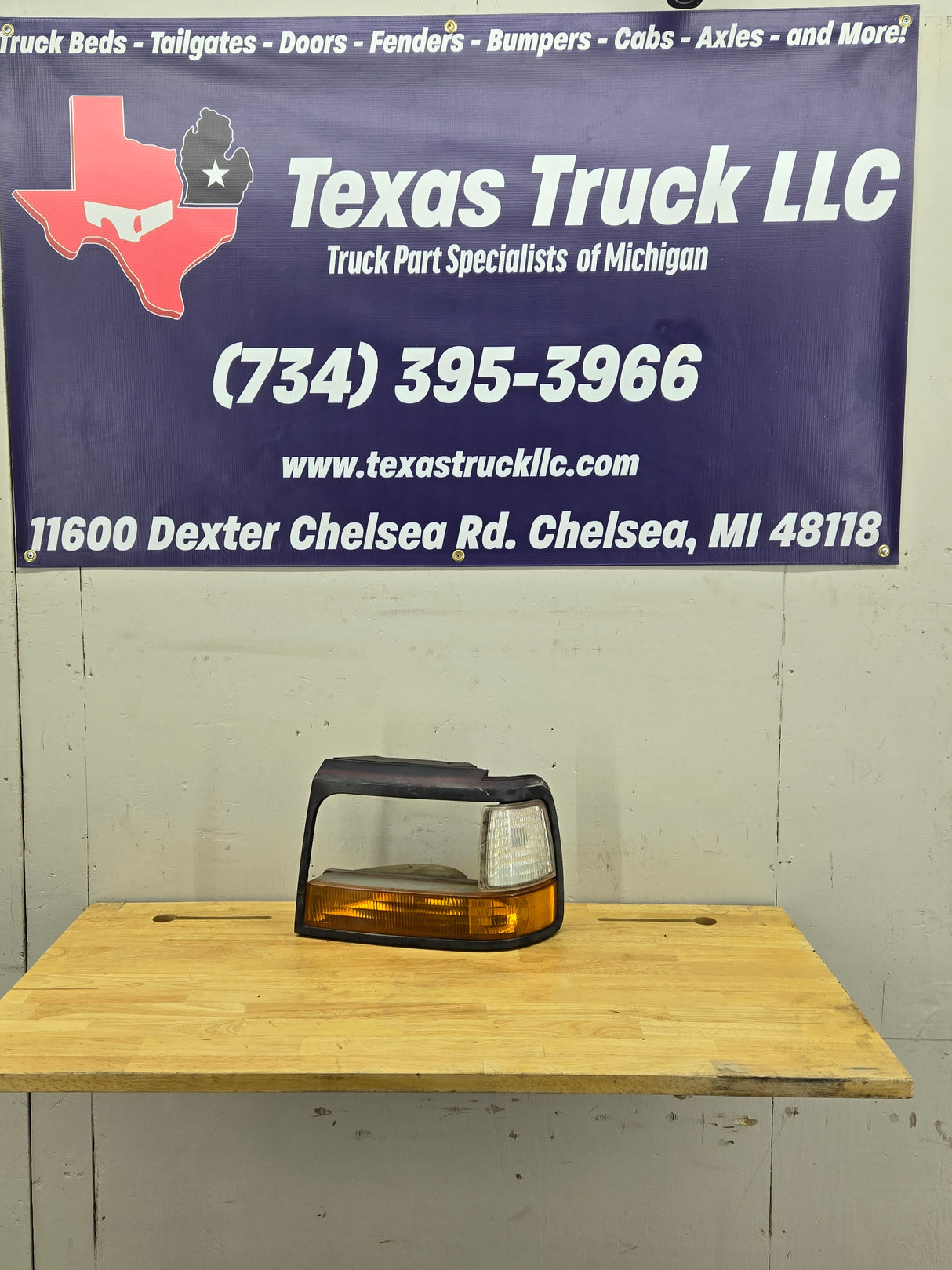 1992-1997 Ford F150 F250 F350 F450 F550 LH Drivers Side Headlight Bezel Corner Marker / Turn signal