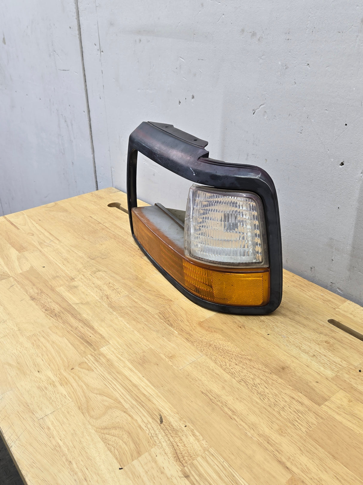 1992-1997 Ford F150 F250 F350 F450 F550 LH Drivers Side Headlight Bezel Corner Marker / Turn signal