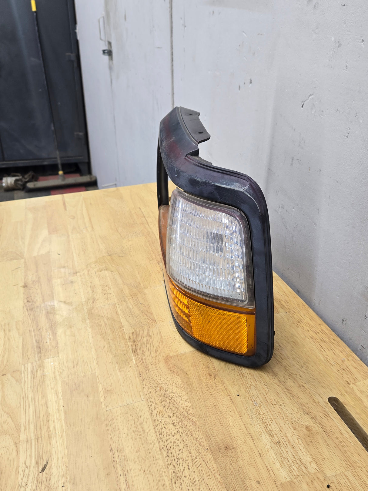 1992-1997 Ford F150 F250 F350 F450 F550 LH Drivers Side Headlight Bezel Corner Marker / Turn signal