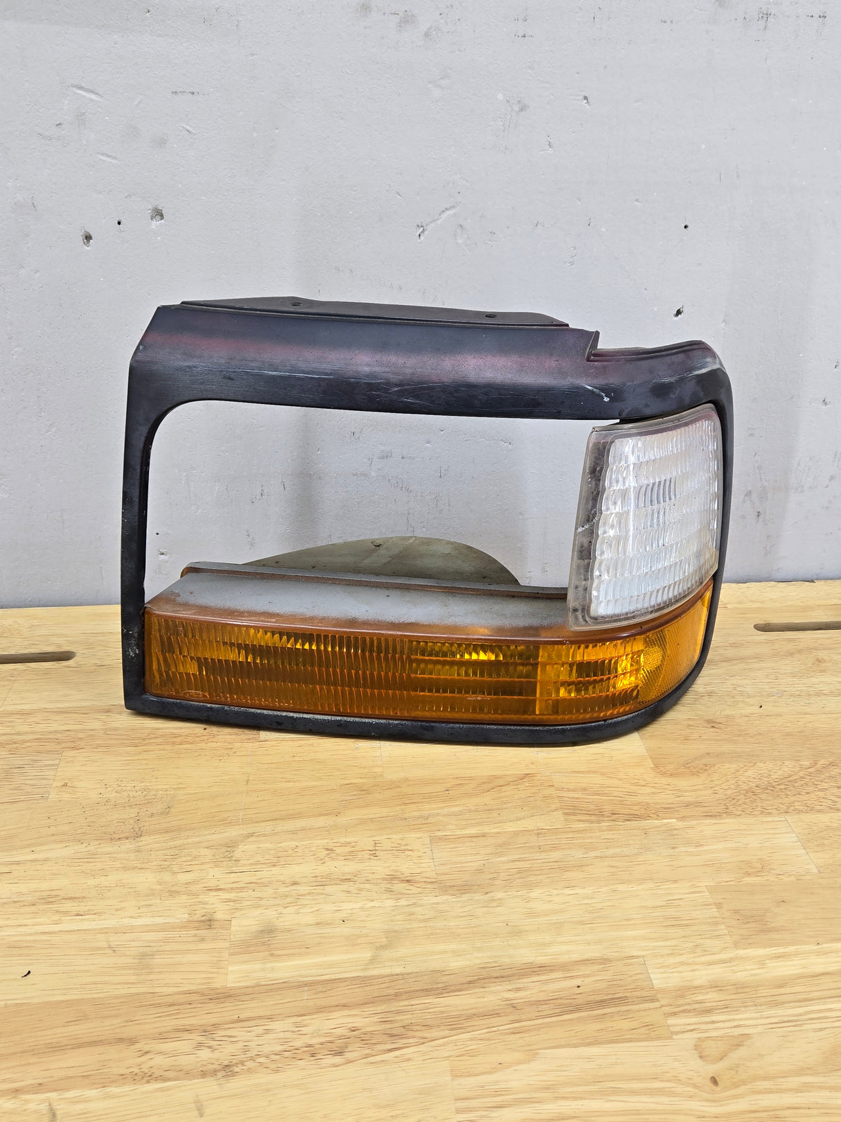 1992-1997 Ford F150 F250 F350 F450 F550 LH Drivers Side Headlight Bezel Corner Marker / Turn signal