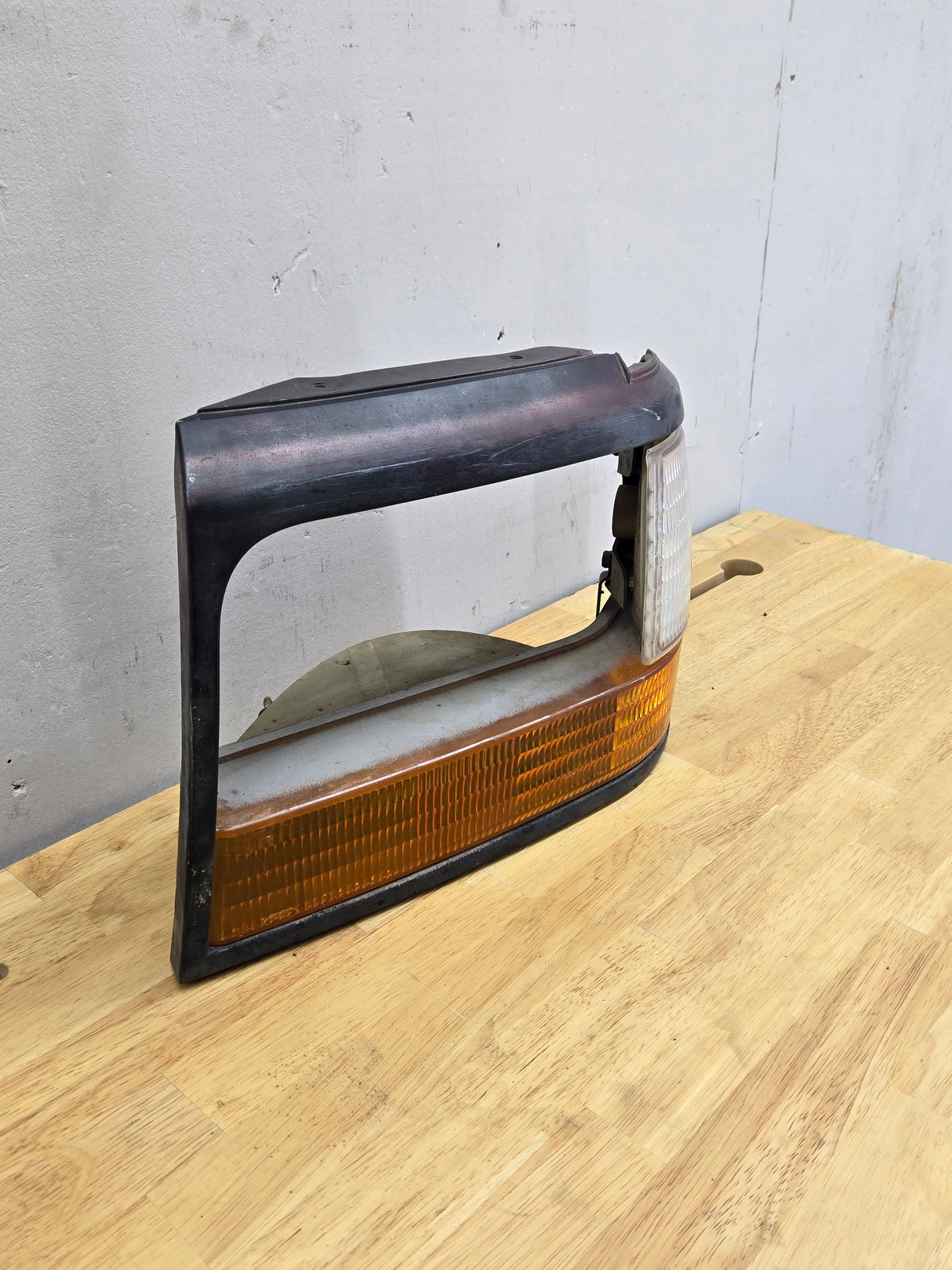 1992-1997 Ford F150 F250 F350 F450 F550 LH Drivers Side Headlight Bezel Corner Marker / Turn signal