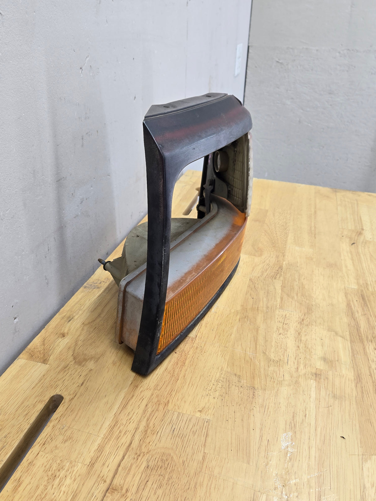 1992-1997 Ford F150 F250 F350 F450 F550 LH Drivers Side Headlight Bezel Corner Marker / Turn signal