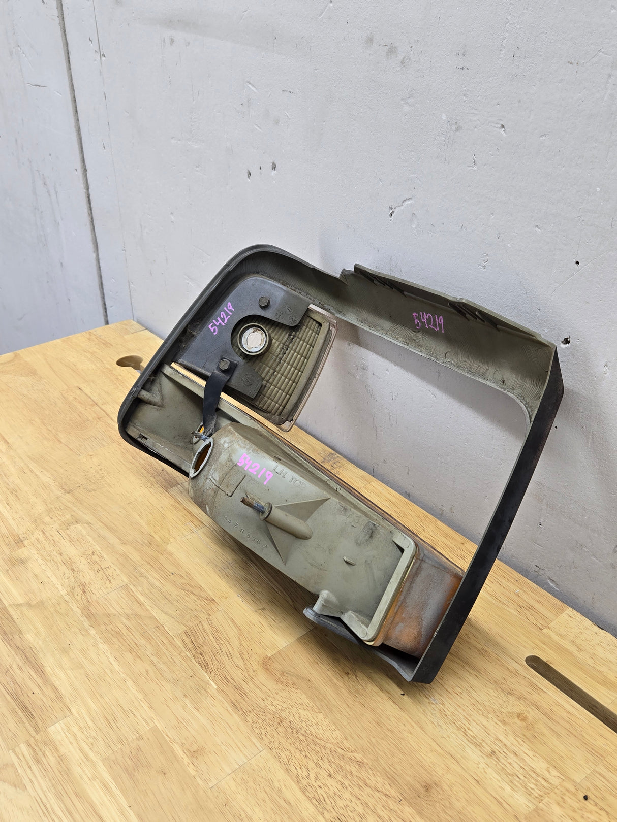1992-1997 Ford F150 F250 F350 F450 F550 LH Drivers Side Headlight Bezel Corner Marker / Turn signal