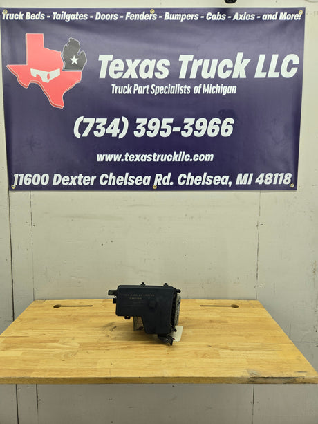 2003-2005 Dodge Ram 1500 Engine Bay Fuse Box 4.7L Engine 56051039ad