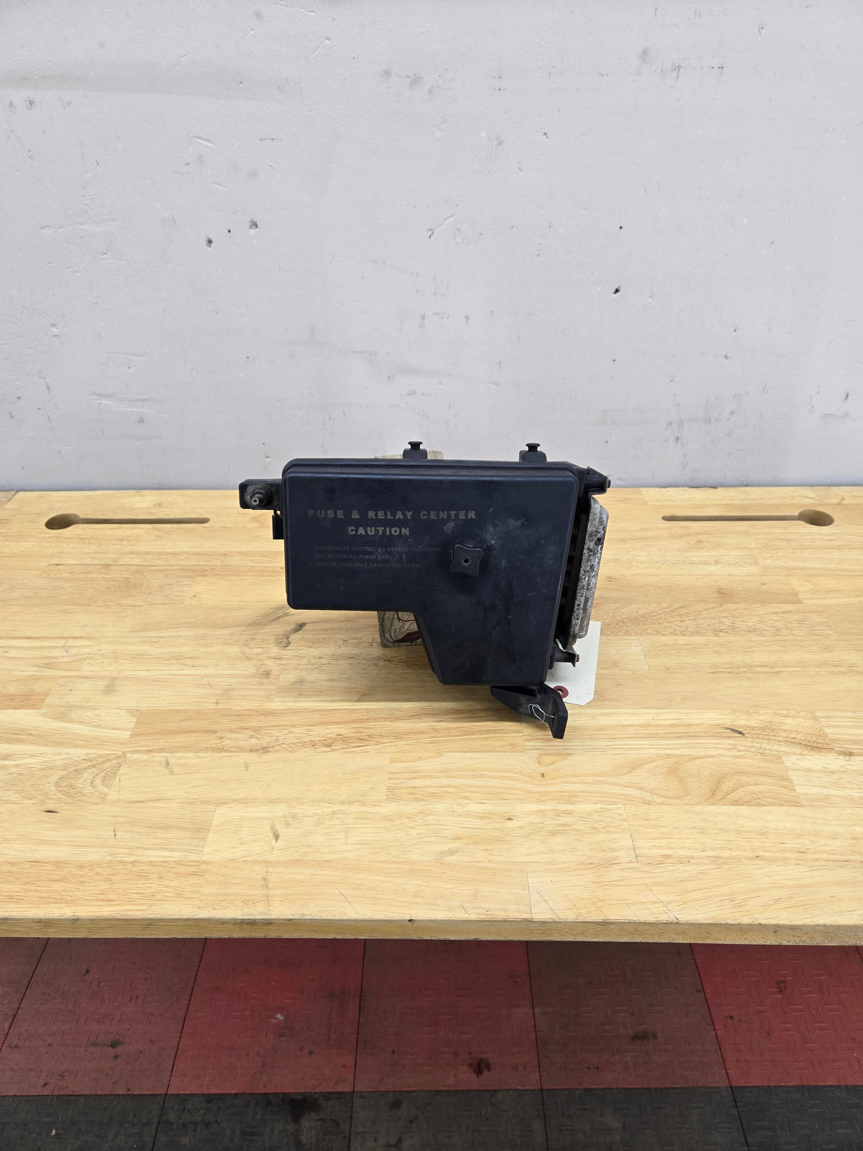 2003-2005 Dodge Ram 1500 Engine Bay Fuse Box 4.7L Engine 56051039ad