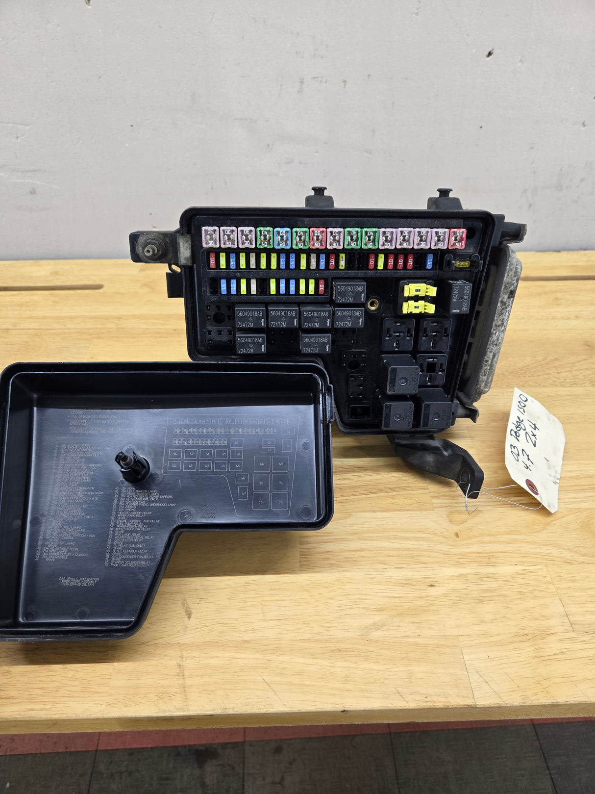 2003-2005 Dodge Ram 1500 Engine Bay Fuse Box 4.7L Engine 56051039ad