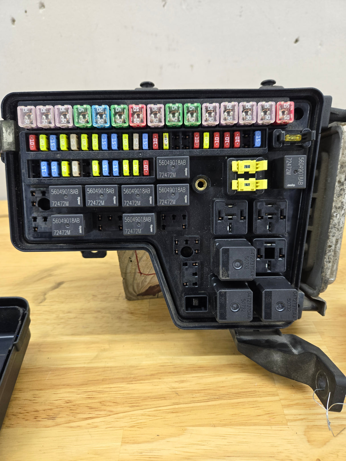 2003-2005 Dodge Ram 1500 Engine Bay Fuse Box 4.7L Engine 56051039ad
